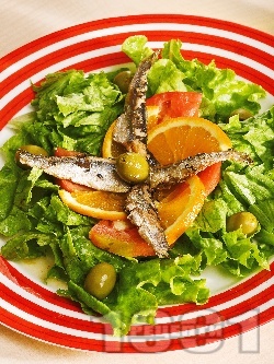 Морска салата с маруля, домати и шпроти - снимка на рецептата
